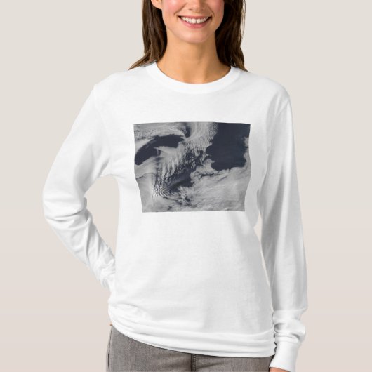 南インディアンOceの船の波の形をした雲 Tシャツ (正面)