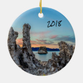 南ショアのモノレイクとトゥファタワーズ セラミックオーナメント (裏面)