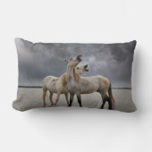 南フランスのカマルグの馬の牡獅子のペア ランバークッション (正面)