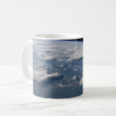 南ボルネオに地球の雷頭状雲。 コーヒーマグカップ (正面左)