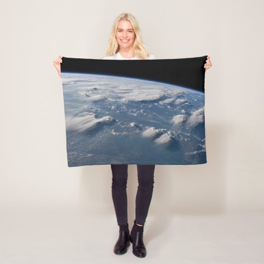 南ボルネオに地球の雷頭状雲。 フリースブランケット (インサイチュ)