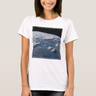 南ボルネオに地球の雷頭状雲。 Tシャツ