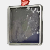 南南西吹に向かって複数の羽毛 メタルオーナメント (左)