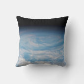 南太平洋上空の円形の雲の形成海。 クッション (裏面)