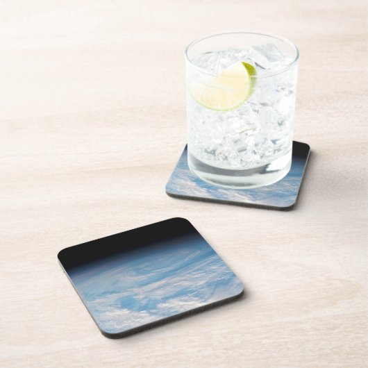 南太平洋上空の円形の雲の形成海。 コースター (右側)