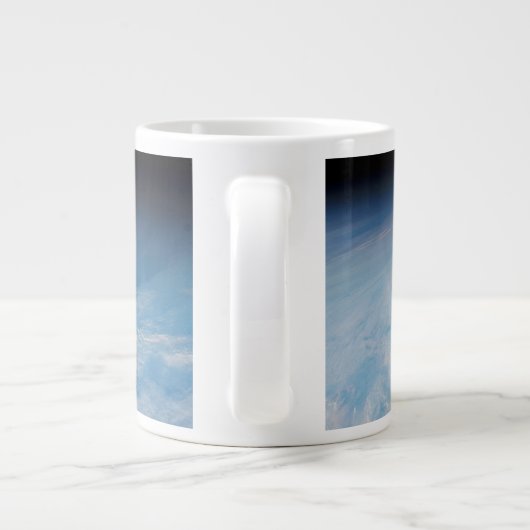 南太平洋上空の円形の雲の形成海。 ジャンボコーヒーマグカップ (裏面)