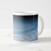 南太平洋上空の円形の雲の形成海。 ジャンボコーヒーマグカップ (正面右)