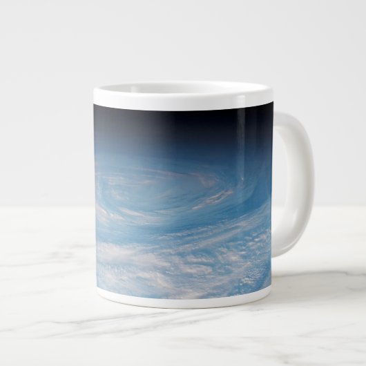 南太平洋上空の円形の雲の形成海。 ジャンボコーヒーマグカップ (正面右)