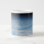 南太平洋上空の円形の雲の形成海。 ジャンボコーヒーマグカップ (正面)