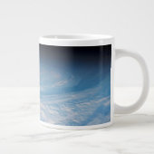 南太平洋上空の円形の雲の形成海。 ジャンボコーヒーマグカップ (右)