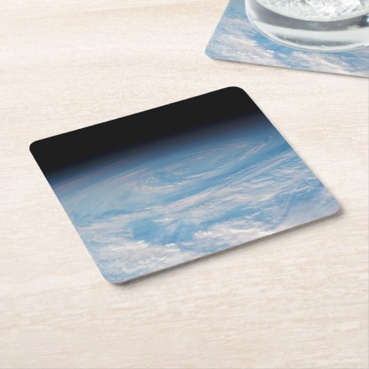 南太平洋上空の円形の雲の形成海。 スクエアペーパーコースター (アングル)