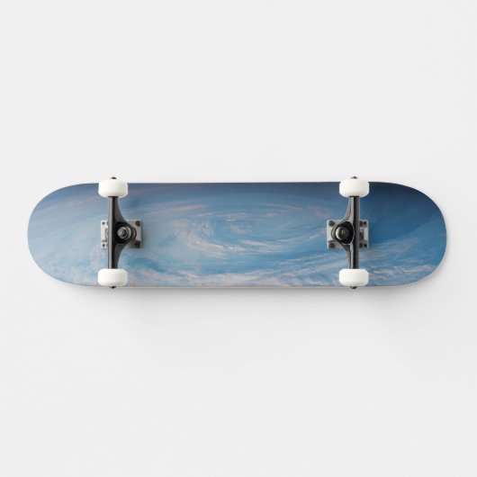 南太平洋上空の円形の雲の形成海。 スケートボード (横)