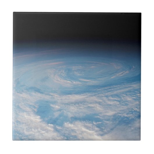 南太平洋上空の円形の雲の形成海。 タイル (正面)