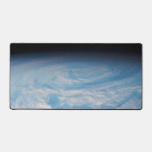 南太平洋上空の円形の雲の形成海。 デスクマット (正面)