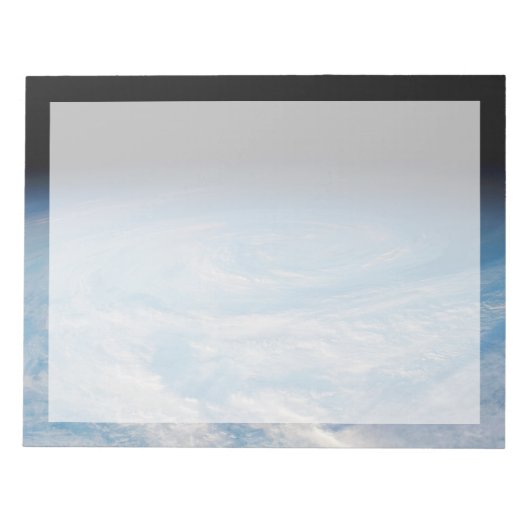 南太平洋上空の円形の雲の形成海。 ノートパッド (正面)