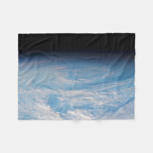 南太平洋上空の円形の雲の形成海。 フリースブランケット (正面(横))