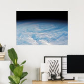 南太平洋上空の円形の雲の形成海。 ポスター (ホームオフィス)