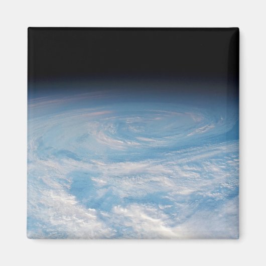 南太平洋上空の円形の雲の形成海。 マグネット (正面)