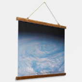 南太平洋上空の円形の雲の形成海。 吊り下げ型タペストリー (傾斜あり)