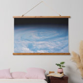 南太平洋上空の円形の雲の形成海。 吊り下げ型タペストリー (寝室)