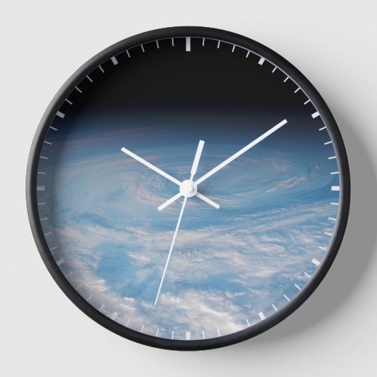 南太平洋上空の円形の雲の形成海。 壁時計 (正面)