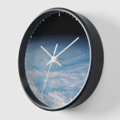 南太平洋上空の円形の雲の形成海。 壁時計 (傾斜)