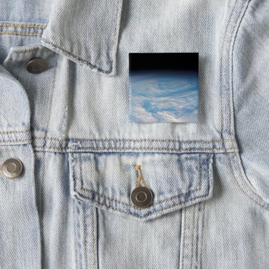 南太平洋上空の円形の雲の形成海。 缶バッジ (インサイチュ)