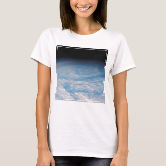 南太平洋上空の円形の雲の形成海。 Tシャツ (正面)