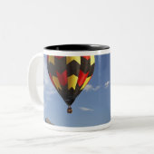 南島和中付近の熱気球 ツートーンマグカップ (正面左)