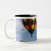 南島和中付近の熱気球 ツートーンマグカップ (左)