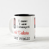 南来ダコタ州の公証人が刻印された ツートーンマグカップ (正面左)