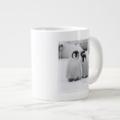 南極でコウテイペンギンが氷に浮かぶ ジャンボコーヒーマグカップ (正面右)