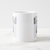 南極でコウテイペンギンが氷に浮かぶ ジャンボコーヒーマグカップ (正面)