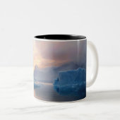 南極の夜明け：氷山と静海 ツートーンマグカップ (正面右)