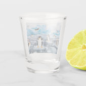 南極の氷の中の可愛いペンギン ショットグラス (裏面)