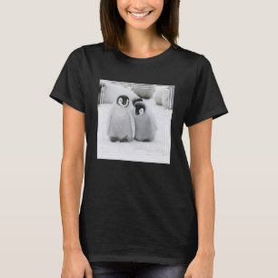 南極の氷上のコウテイペンギンのヒナ Tシャツ