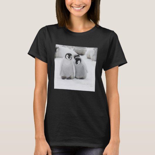 南極の氷上のコウテイペンギンのヒナ Tシャツ (正面)