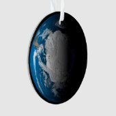 南極上空でシミュレートされた雲を示す全地球 オーナメント (正面)