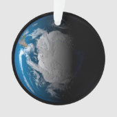 南極上空でシミュレートされた雲を示す全地球 オーナメント (正面)