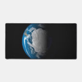 南極上空でシミュレートされた雲を示す全地球 デスクマット (正面)
