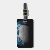 南極上空でシミュレートされた雲を示す全地球 ラゲッジタグ (正面縦)