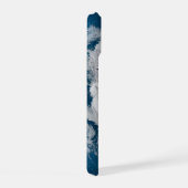 南極上空でシミュレートされた雲を示す全地球 iPhone 15ケース (右側面)