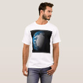 南極上空でシミュレートされた雲を示す全地球 Tシャツ (正面フル)