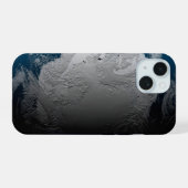 南極大陸上に模擬雲を表示した地球 iPhone 15ケース (裏面横)