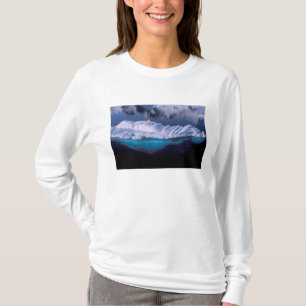 南極 パラダイス湾 水晶のように澄んだ水面に浮かぶ氷山 Tシャツ