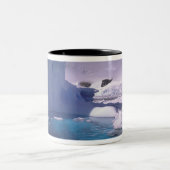 南極。南極の氷景 2 ツートーンマグカップ (中央)