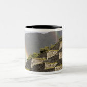 南米、ペルー、Machu Picchu。虹がかかります ツートーンマグカップ (中央)
