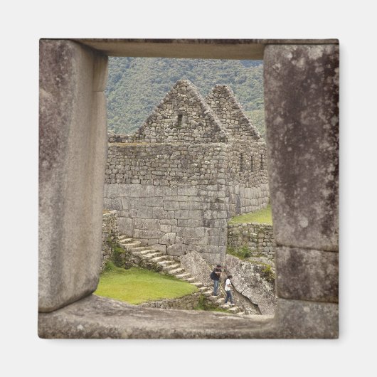 南米、ペルー、Machu Picchu。2人の観光客 マグネット (正面)