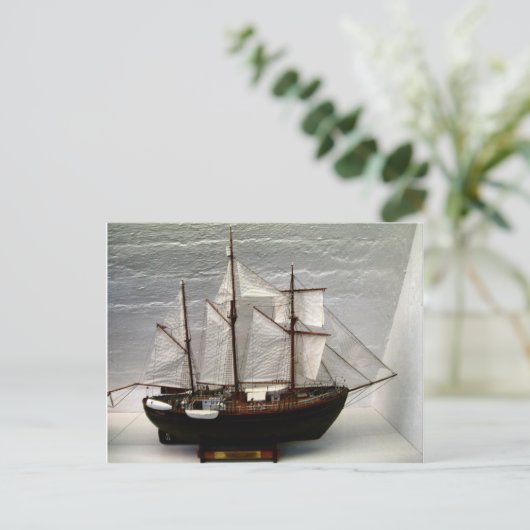 南線が使用する船「フラム」の模型 ポストカード (スタンド正面)