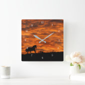 南西の夕焼けの美しい走り馬 スクエア壁時計 (ホーム)